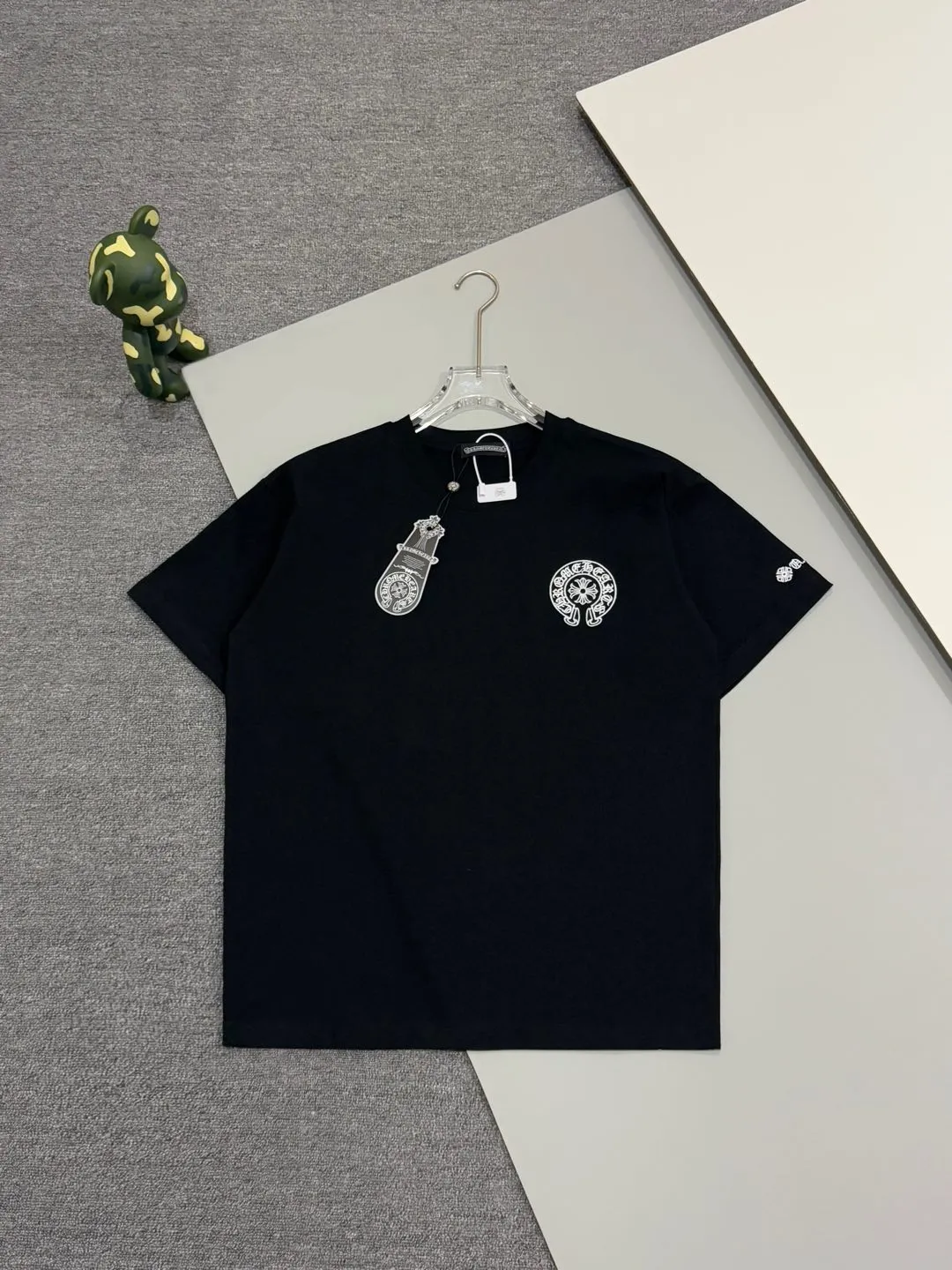 🅿️190 [High quality] Chrome hearts ss25 new first release latest short-sleeved round neck t-shirt, high-end customization, avant-garde and fashionable design! The brand logo is applied to the front and back cuffs using 100,000 needle embroidery techniques. High-end customized 280g fabric. Soft to the touch. Comfortable to wear. Exquisite stitching. Fine workmanship. The upper body effect is incomparably handsome! Same style for men and women, color: white, black size: S to xL